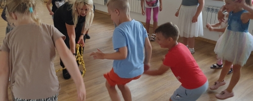 Fotorelacja z zajęć z dziećmi taneczne z dn. 26.07.2022r.
